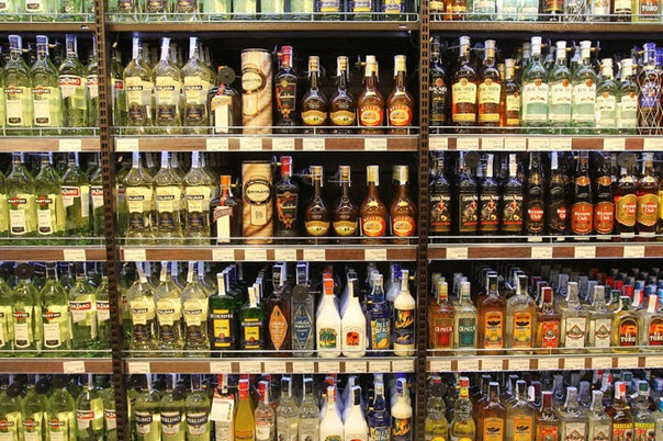 В Госдуме хотят запретить продажу сигарет и алкоголя в обычных продуктовых магазинах Депутат Госдумы